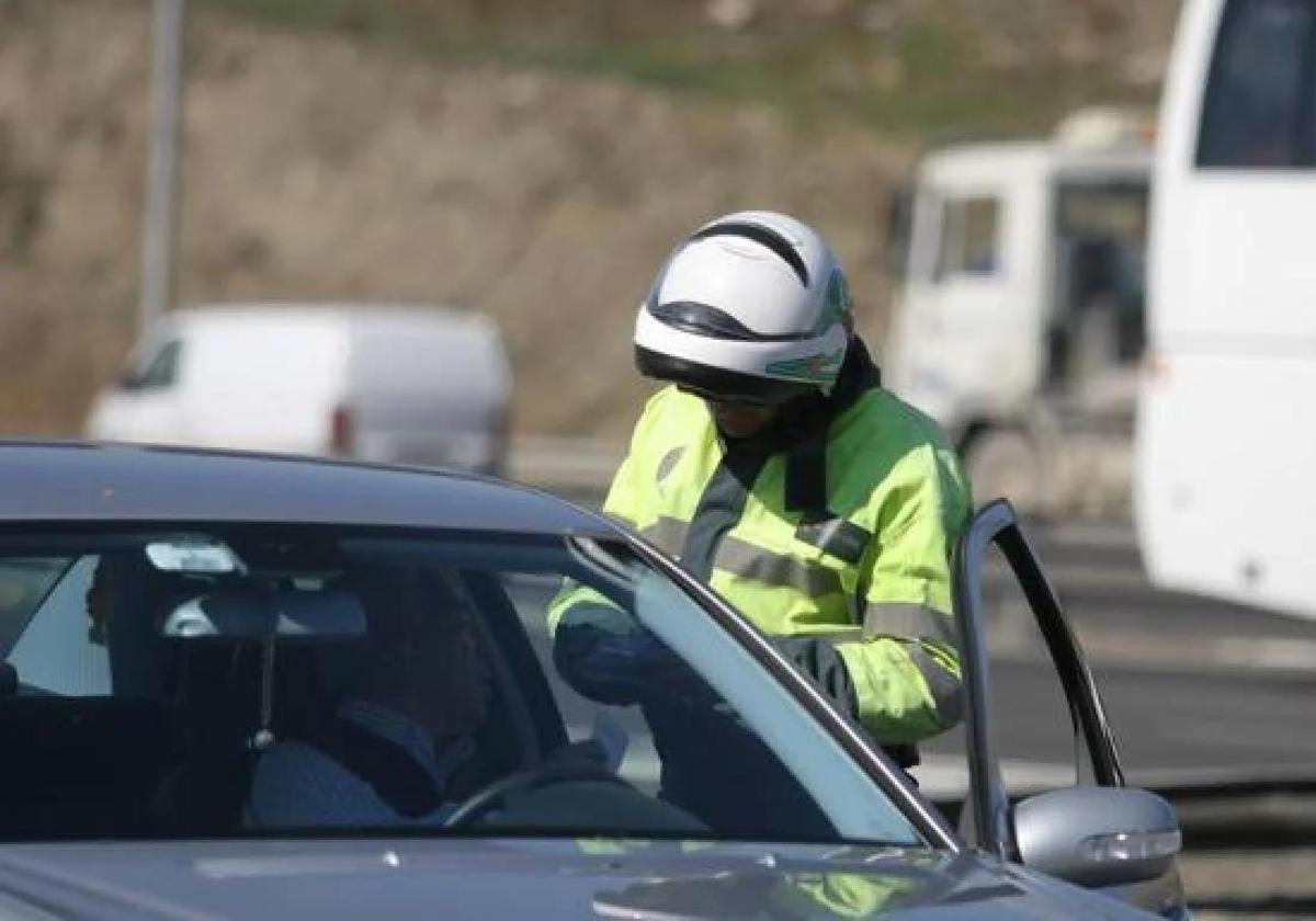 El código en tu carnet de conducir que puede dejarte una multa de 300 euros de la DGT
