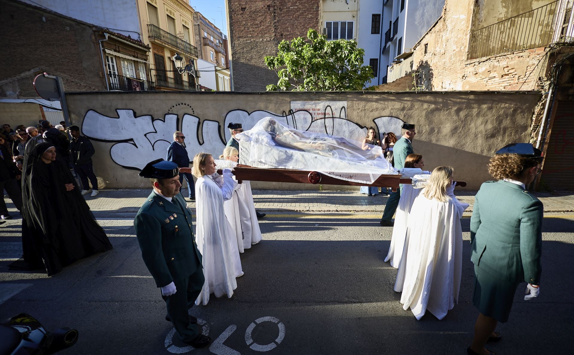 FOTOS | La figura del Cristo Yacente recorre las calles del Marítimo de Valencia