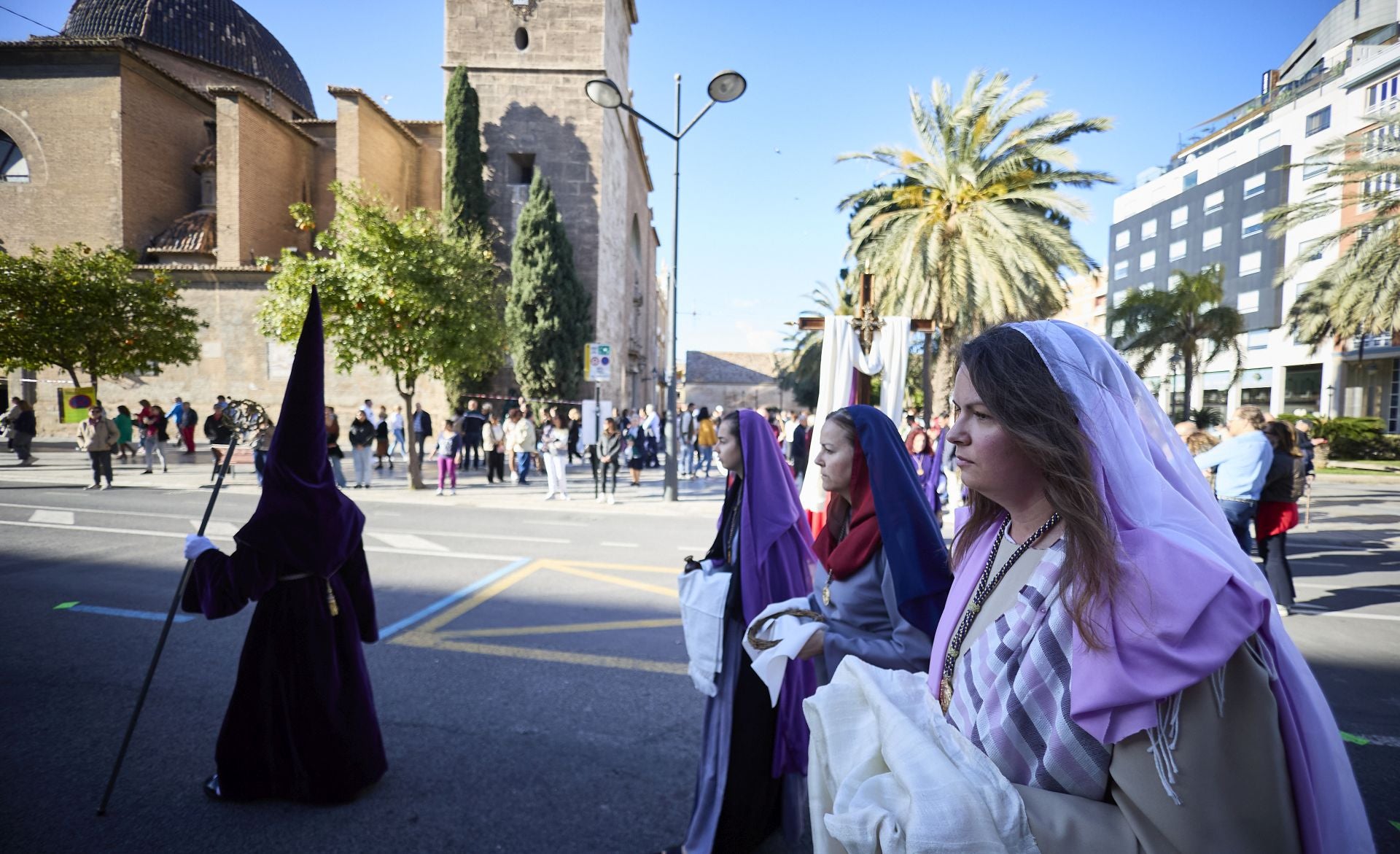 FOTOS | La figura del Cristo Yacente recorre las calles del Marítimo de Valencia