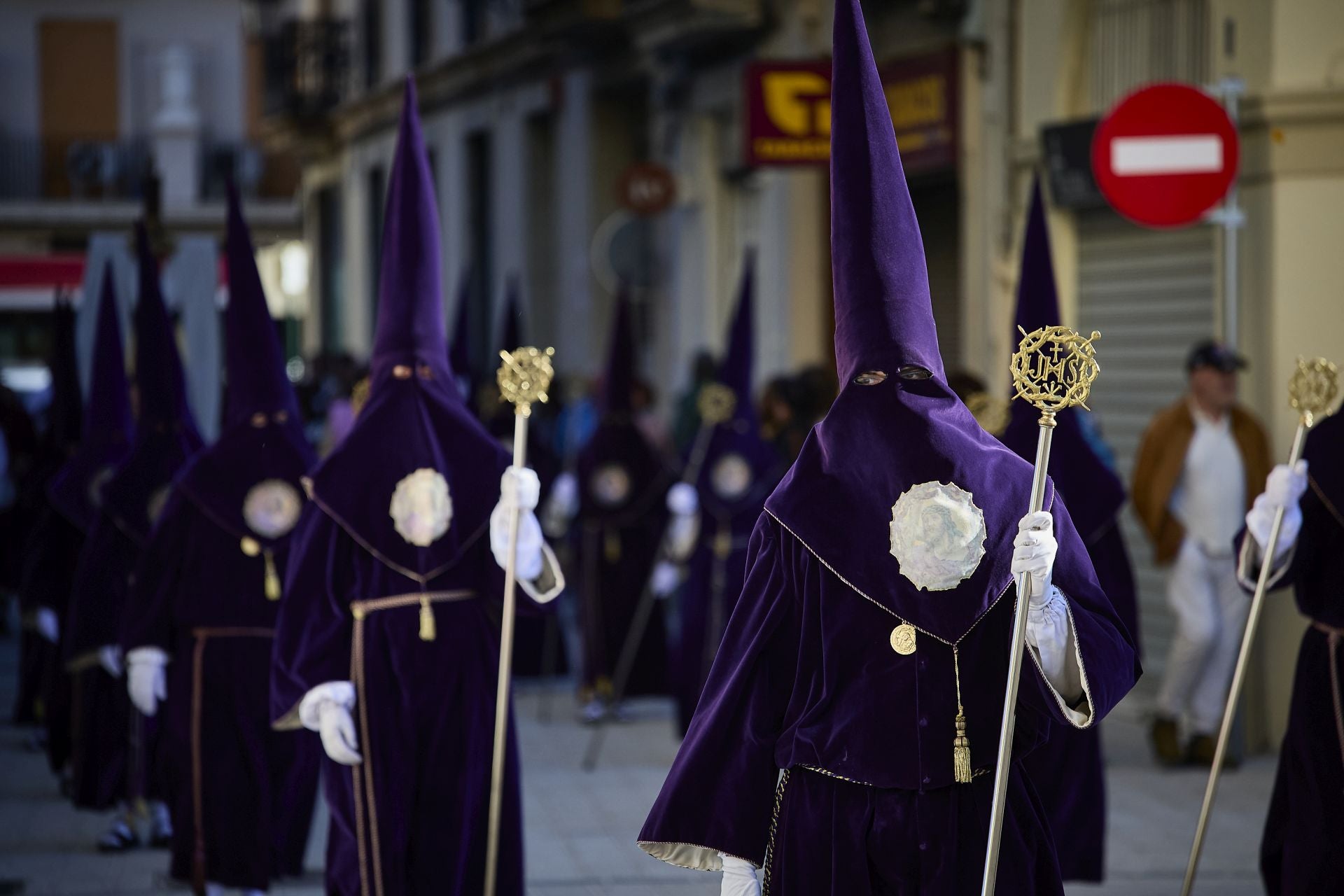 FOTOS | La figura del Cristo Yacente recorre las calles del Marítimo de Valencia