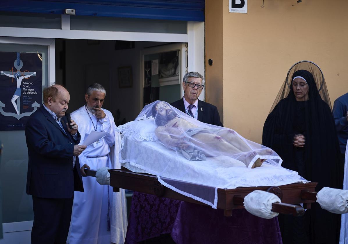 FOTOS | La figura del Cristo Yacente recorre las calles del Marítimo de Valencia