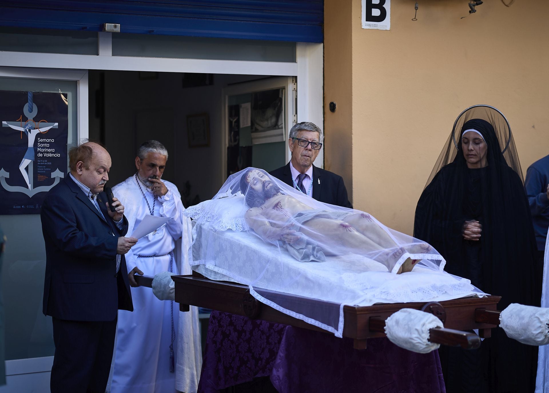 FOTOS | La figura del Cristo Yacente recorre las calles del Marítimo de Valencia
