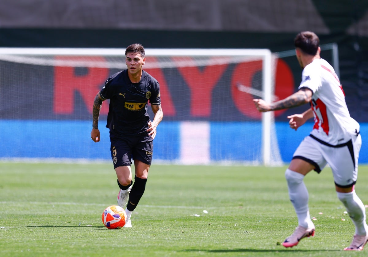 Enzo Barrenechea durante el partido contra el Rayo Vallecano.