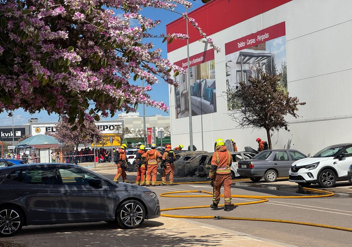 Un incendio de varios vehículos obliga a desalojar Bauhaus en el polígono de Alfafar