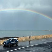 Una patrulla de la Policía Nacional avanza junto al mar en Dénia.