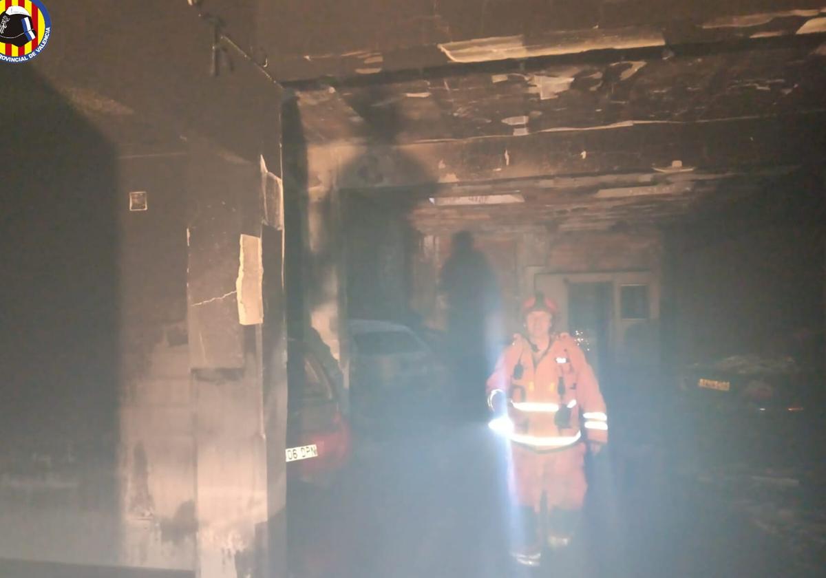 Un incendio calcina cinco coches en un garaje de La Pobla de Vallbona