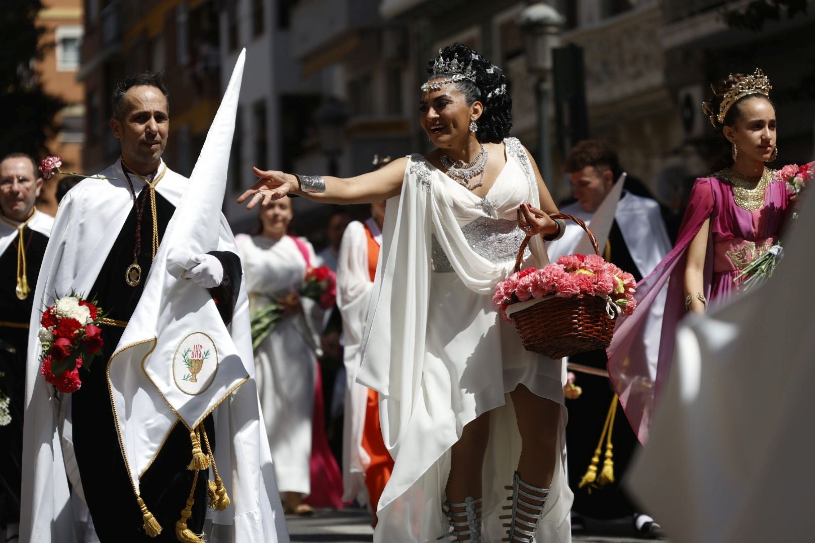 El desfile de Resurrección pinta de color y fiesta el Cabanyal