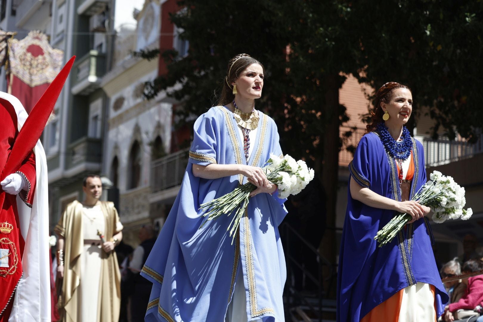 El desfile de Resurrección pinta de color y fiesta el Cabanyal