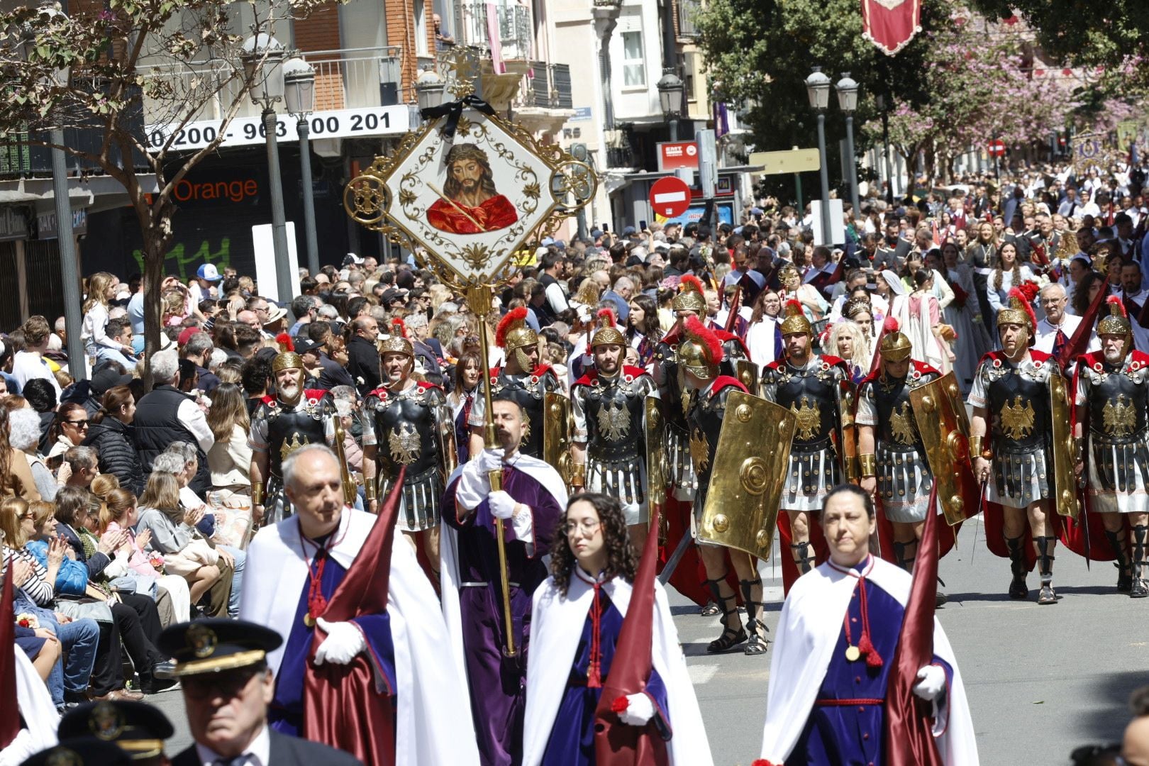 El desfile de Resurrección pinta de color y fiesta el Cabanyal