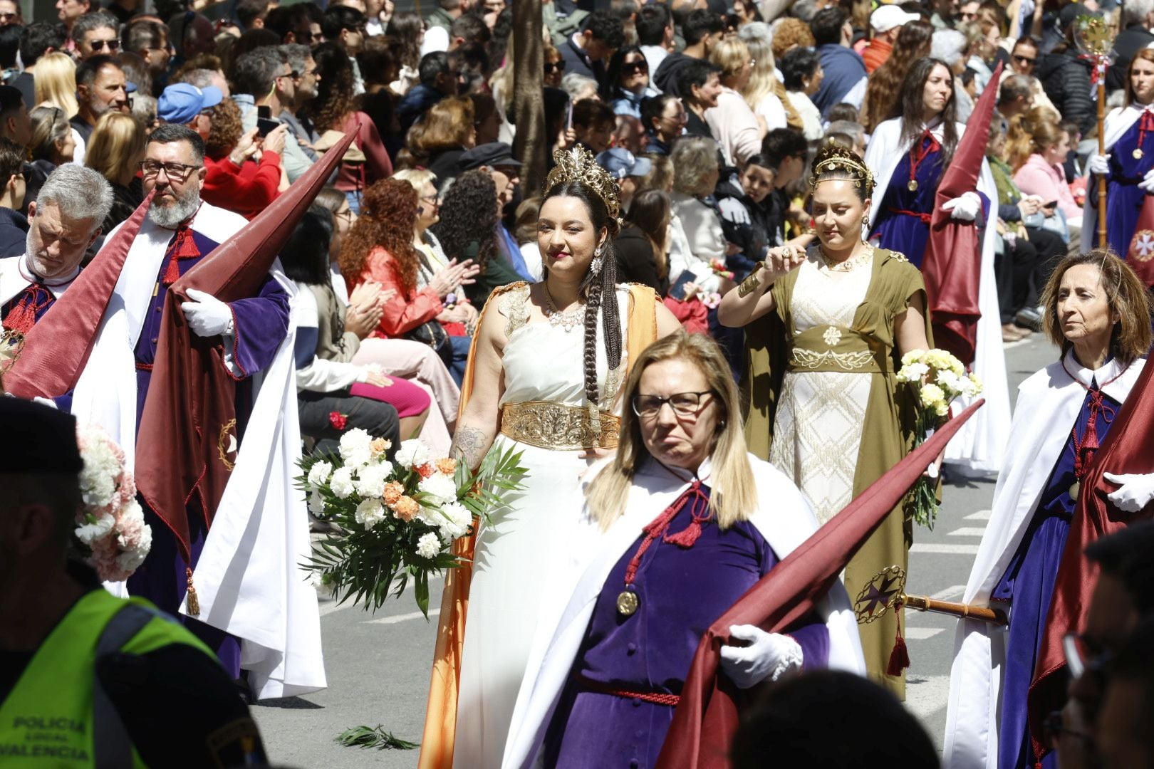 El desfile de Resurrección pinta de color y fiesta el Cabanyal