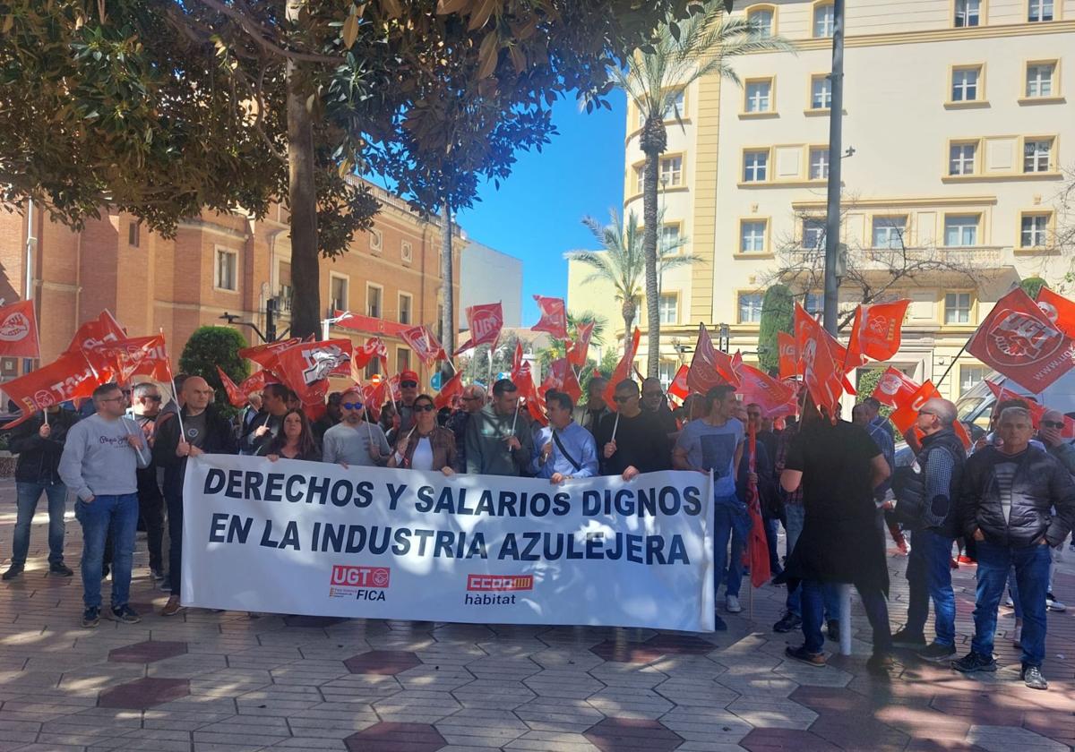 El sector del azulejo se moviliza en Castellón ante el bloqueo en la negociación del convenio