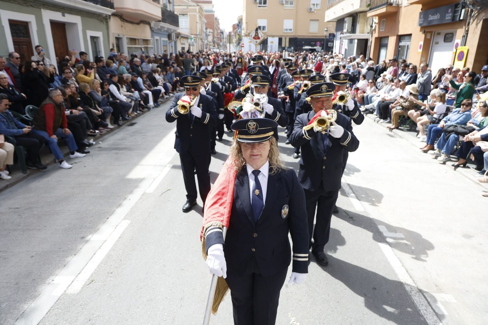 El desfile de Resurrección pinta de color y fiesta el Cabanyal