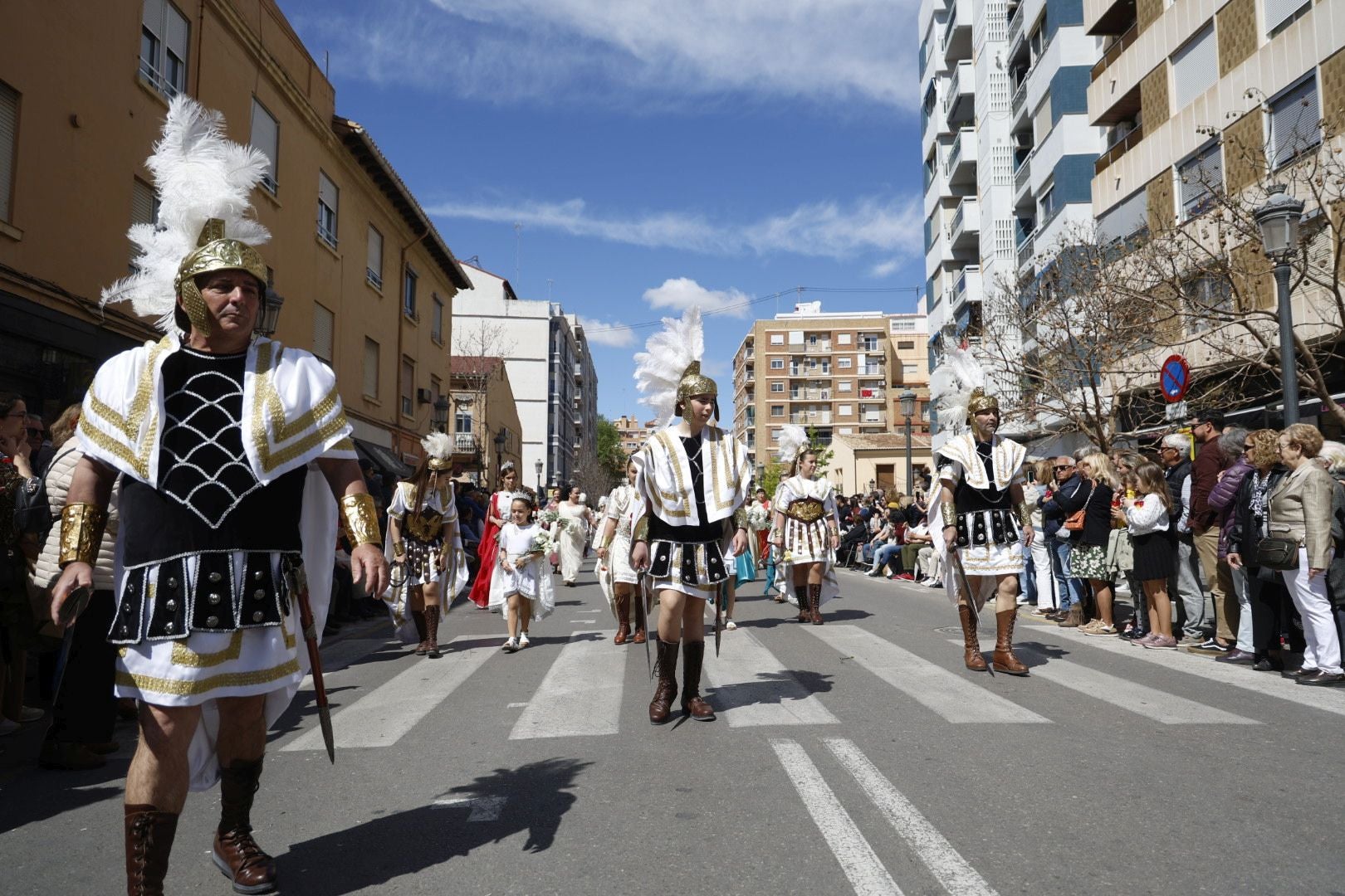 El desfile de Resurrección pinta de color y fiesta el Cabanyal
