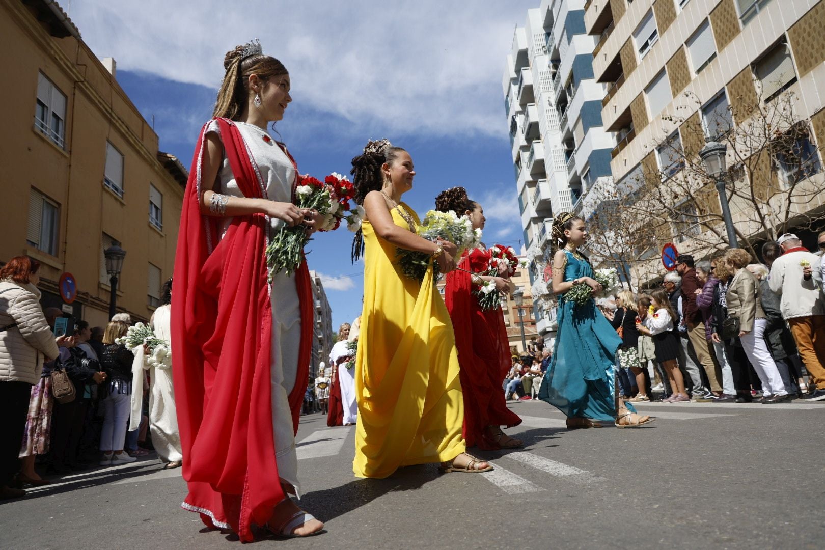 El desfile de Resurrección pinta de color y fiesta el Cabanyal