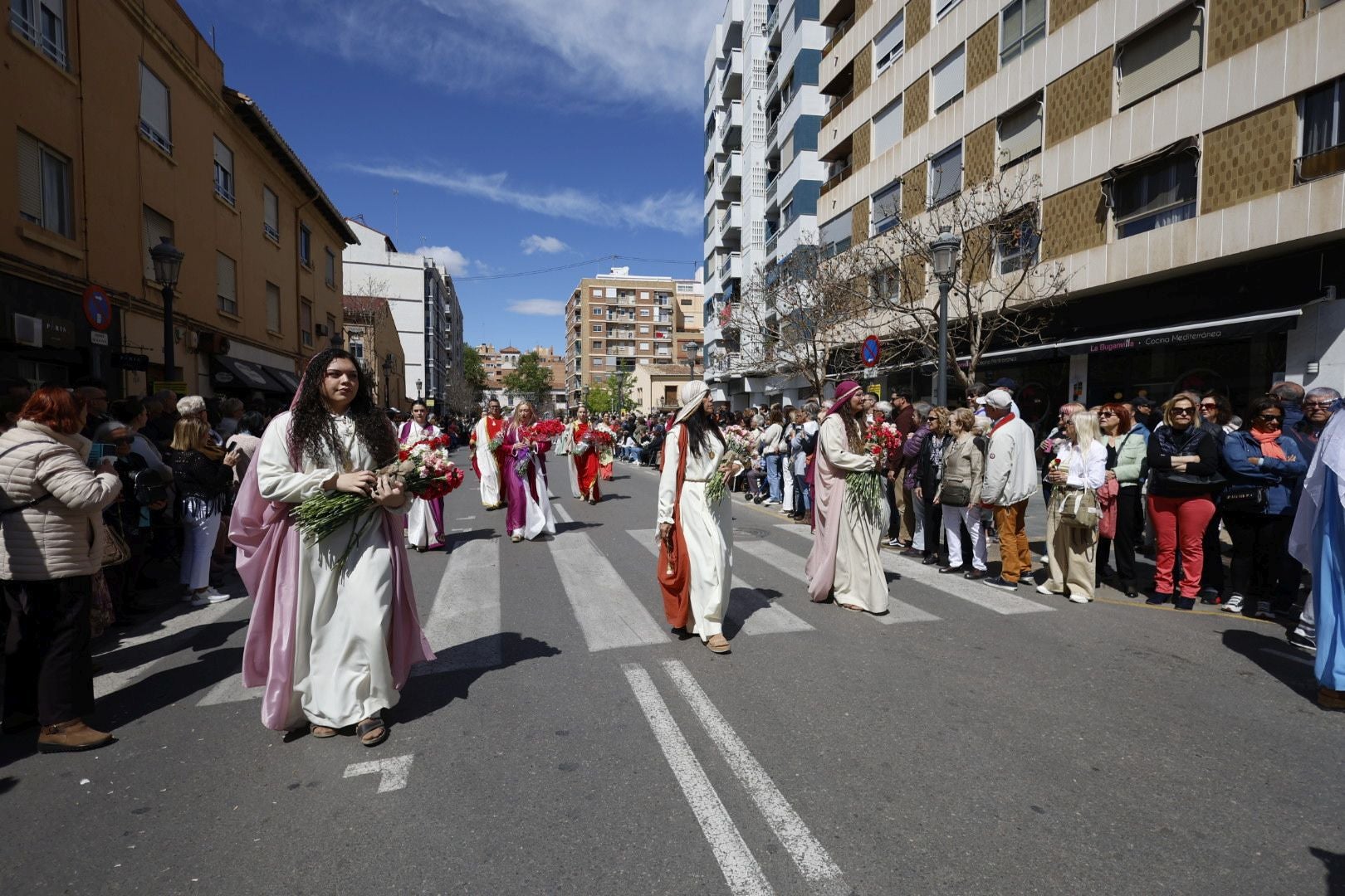 El desfile de Resurrección pinta de color y fiesta el Cabanyal