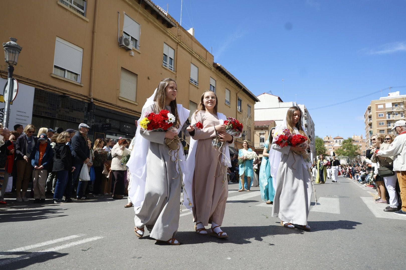 El desfile de Resurrección pinta de color y fiesta el Cabanyal