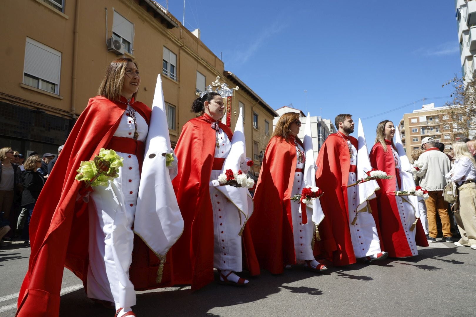 El desfile de Resurrección pinta de color y fiesta el Cabanyal