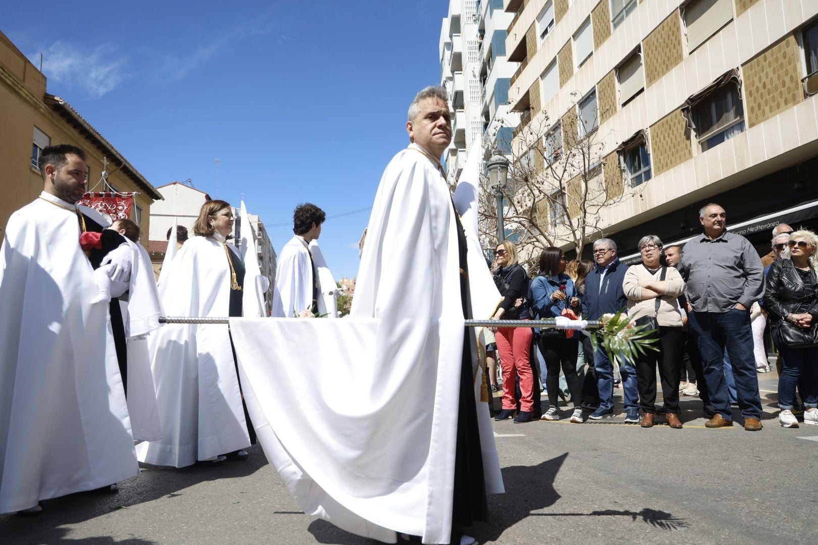 El desfile de Resurrección pinta de color y fiesta el Cabanyal