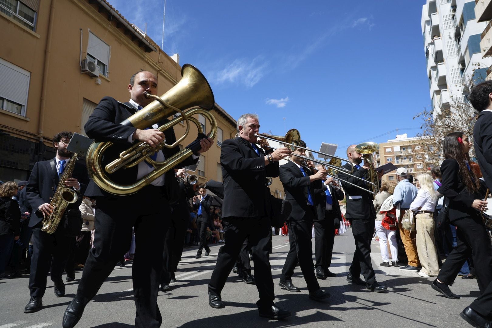 El desfile de Resurrección pinta de color y fiesta el Cabanyal