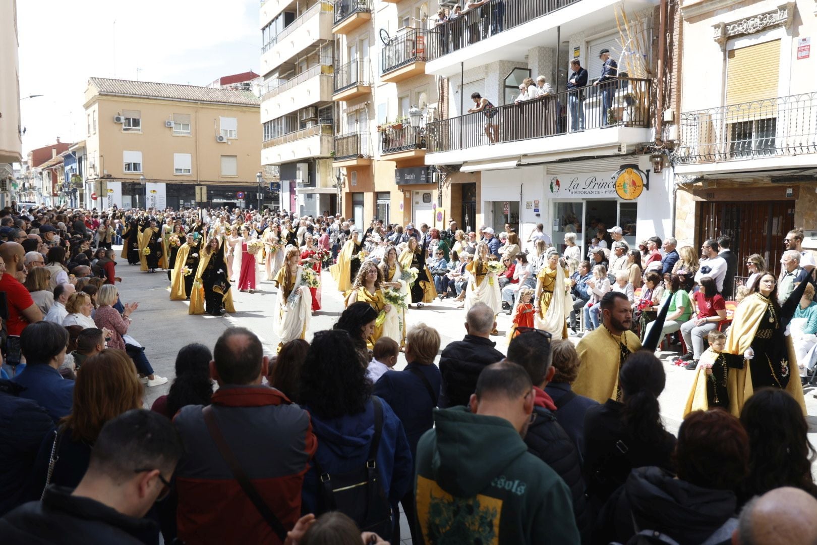 El desfile de Resurrección pinta de color y fiesta el Cabanyal