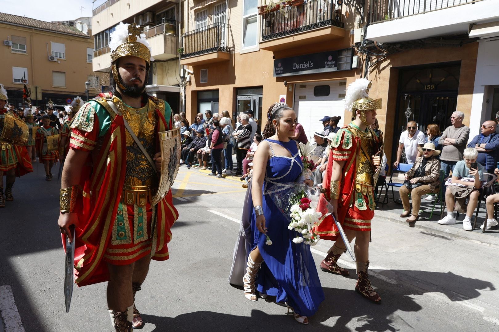 El desfile de Resurrección pinta de color y fiesta el Cabanyal