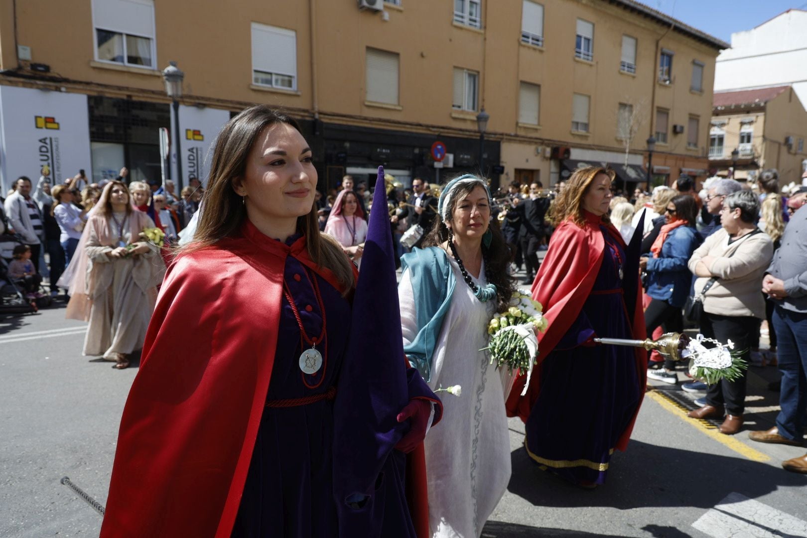 El desfile de Resurrección pinta de color y fiesta el Cabanyal