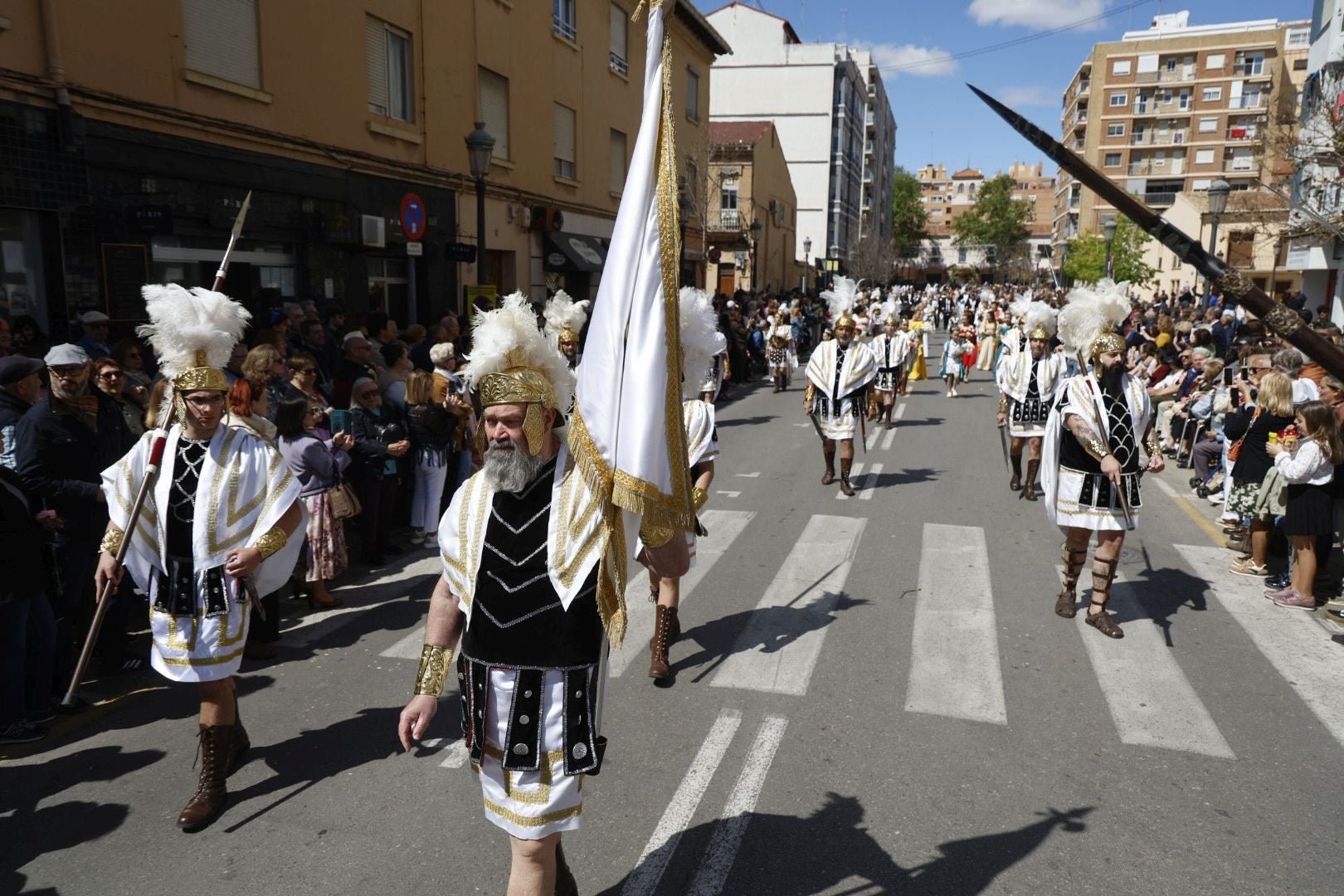El desfile de Resurrección pinta de color y fiesta el Cabanyal