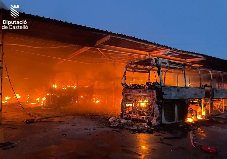 El fuego destruyó numerosos vehículos.