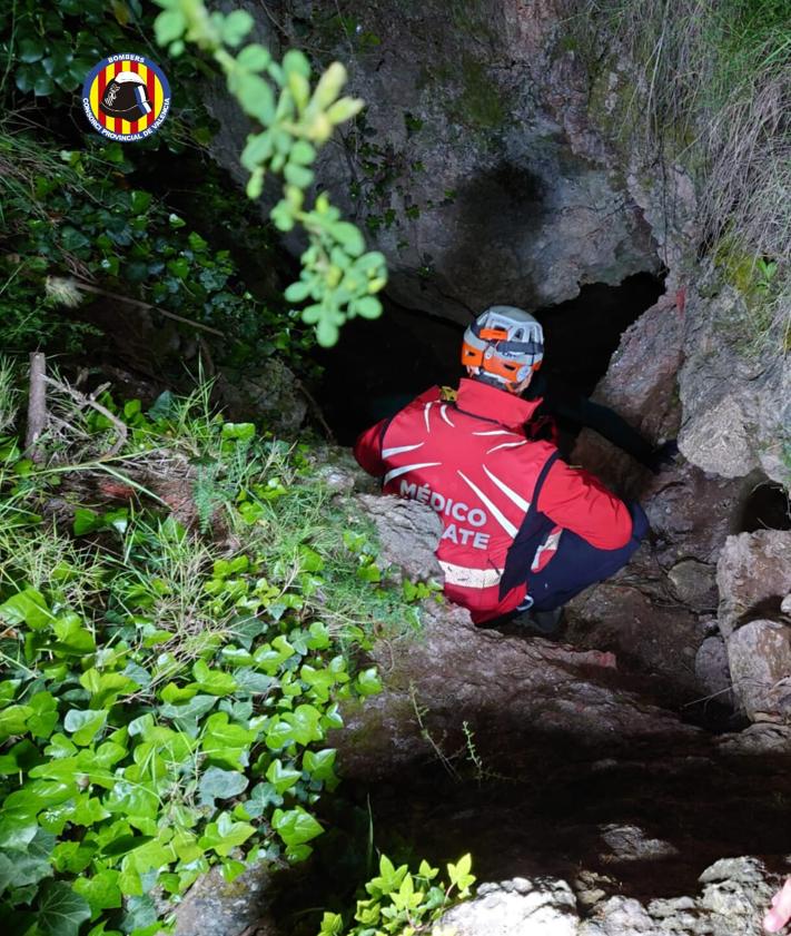 Imagen secundaria 2 - El equipo de rescate que ha salvado la vida a los espeólogos, y varios momentos de su actuación.