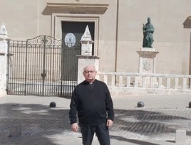 El abad de la Seu de Xàtiva, junto a la escultura del Papa Borja, a la puerta de Colegiata.