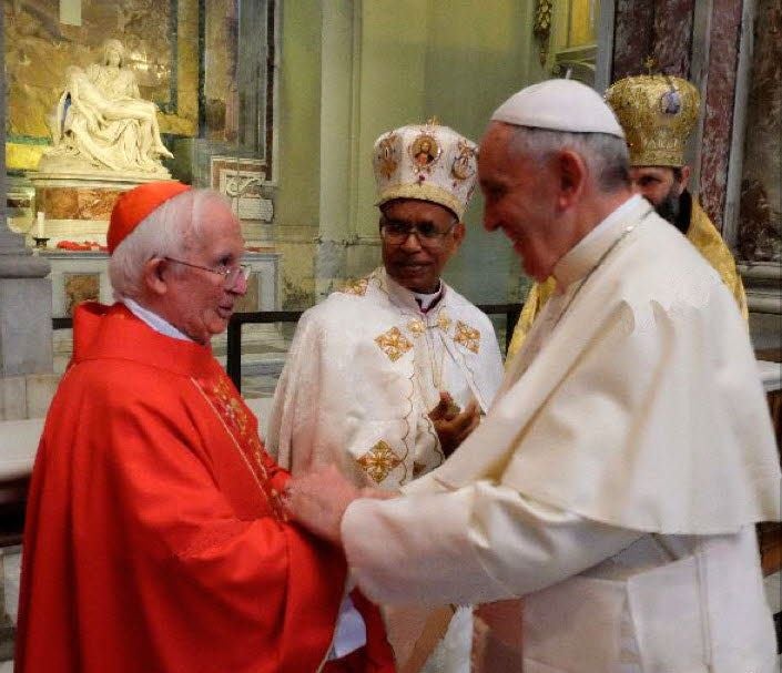 El cardenal Cañizares saluda a Francisco, en una imagen de 2015.