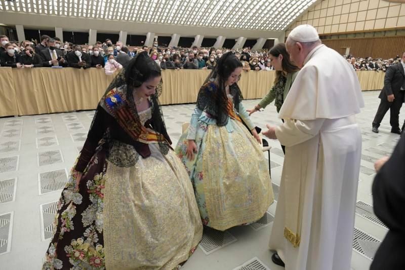 Las falleras mayores de Valencia de 2022, Carmen Martín y Nerea López, conocieron al Papa Francisco en la audiencia de los miércoles en el Vaticano.