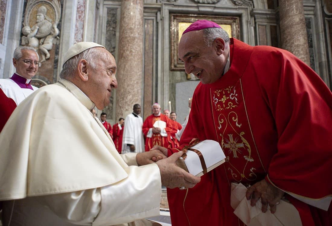 El arzobispo Benavente recibe el palio arzobispal bendecido por Francisco, en junio de 2023.