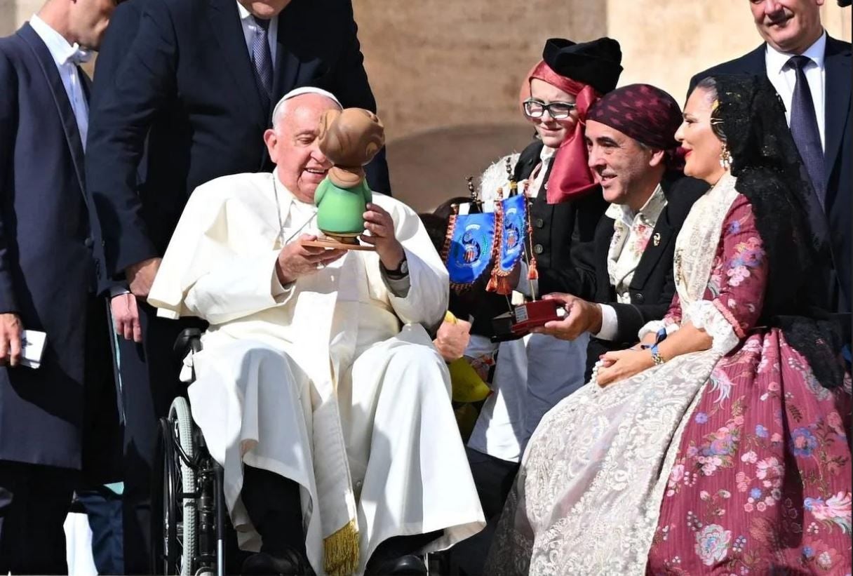 El Papa Francisco recibe un ninot de miembros de la Falla Art y Ciència, a principios de octubre del año pasado.