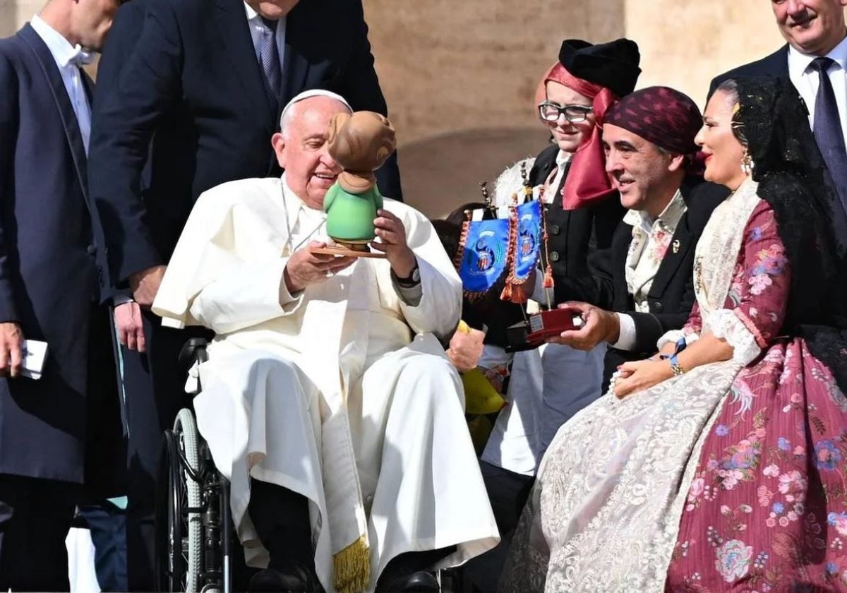 «¡Un Sant Josep!», la emoción del Papa tras recibir un ninot regalo de una falla de Valencia