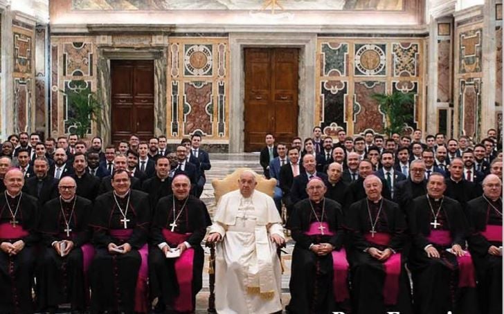 El Papa Francisco, junto a la curia valenciana, en una portada de Paraula, tras un encuentro con formadores y seminaristas de diócesis valencianas.