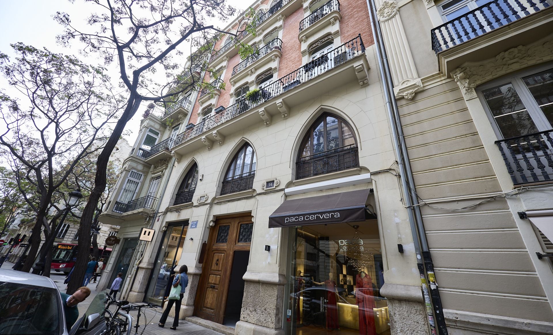 El número 14 de la calle Sorní es otro de los edificios que ideó el arquitecto Cortina, y que tiene destaca por sus ventanas ojivales.