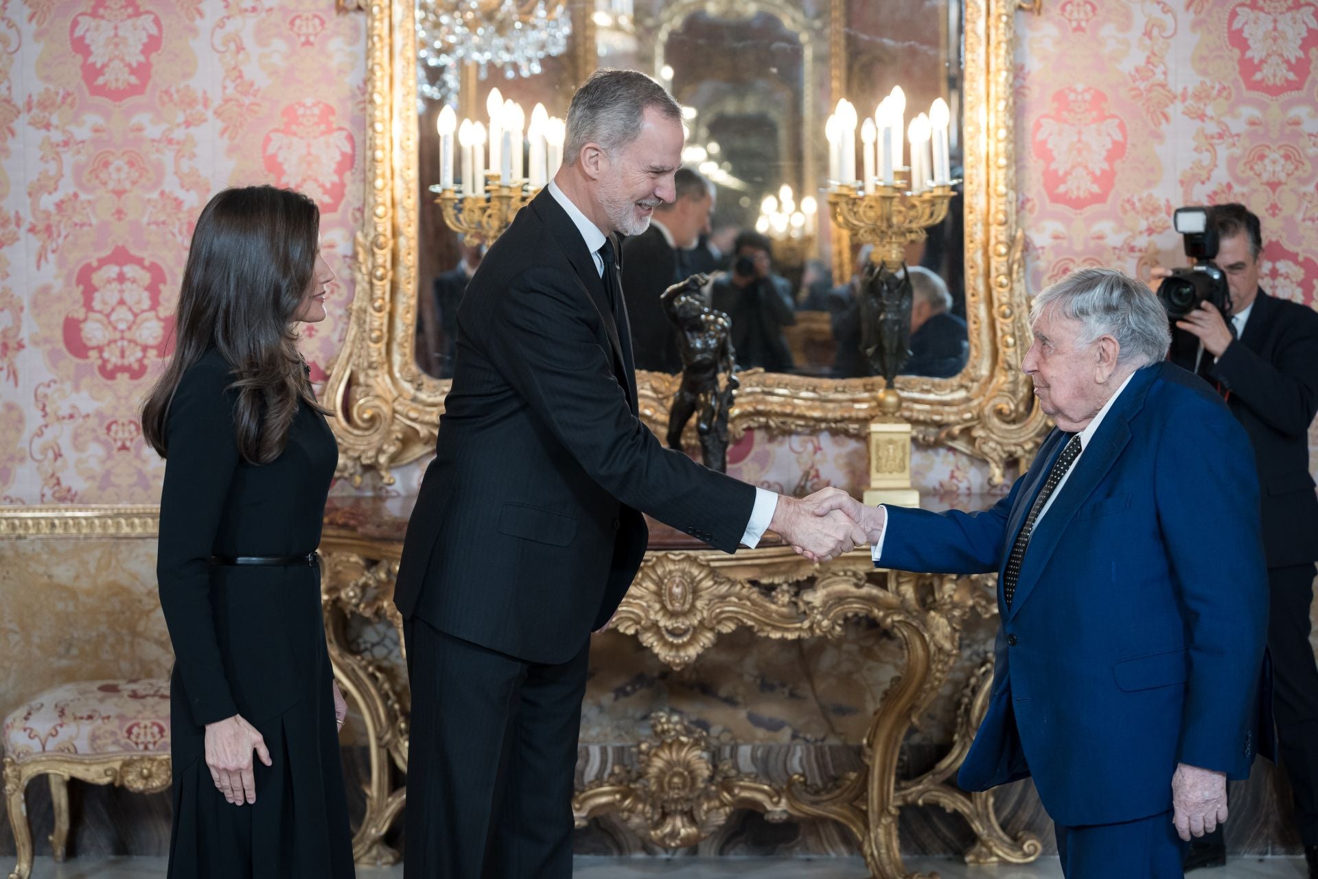Letizia, de luto riguroso por la muerte del Papa en el almuerzo por el Premio &#039;Miguel de Cervantes&#039;