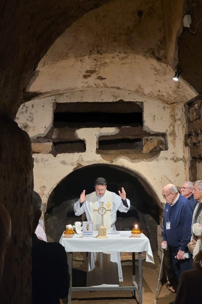 El sacerdote Javier Grande celebra la misa en las catacumbas.