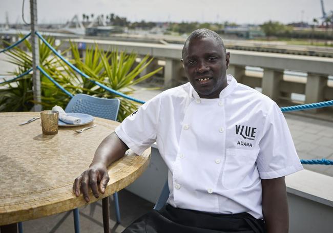 Adama Diallo en la terraza del restaurante Vlue Arribar