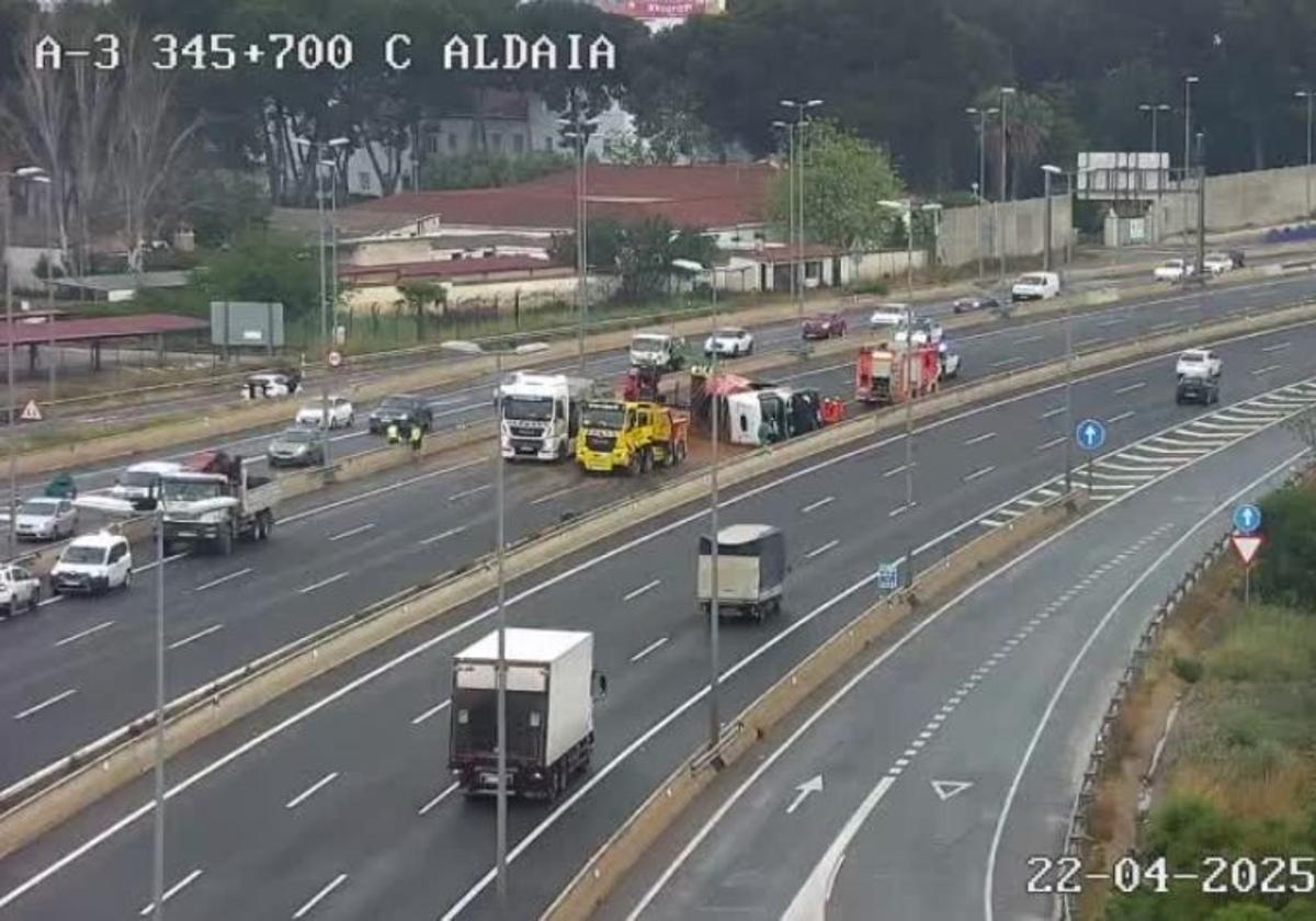 El vuelco de un camión obliga a cortar la A-3 y provoca varios kilómetros de atascos sentido Madrid