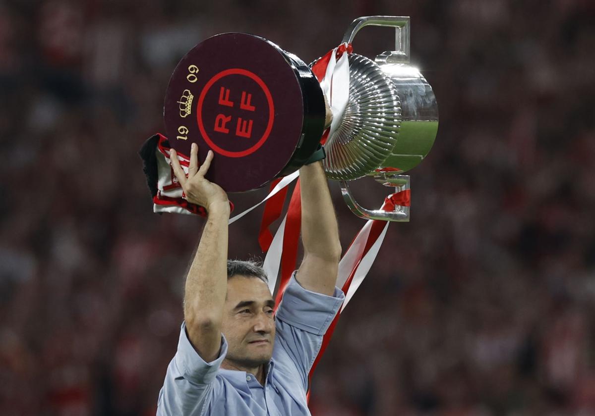 Valverde levanta el trofeo de la Copa del Rey que el Athletic ganó en 2024.