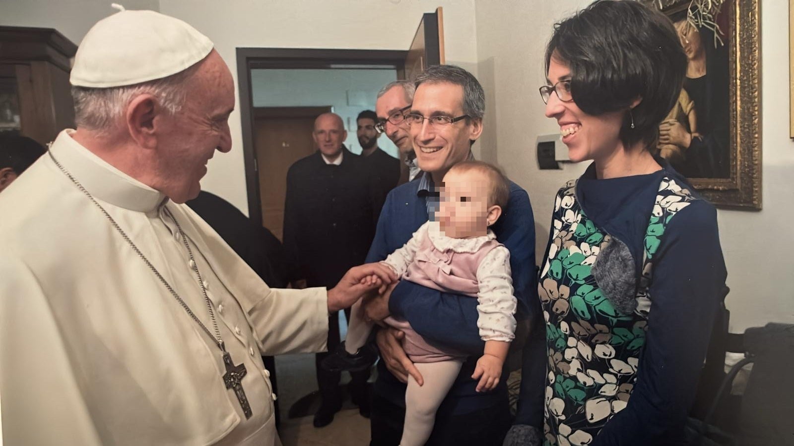 José Gascó, junto a su esposa, presenta a su hija al Papa.