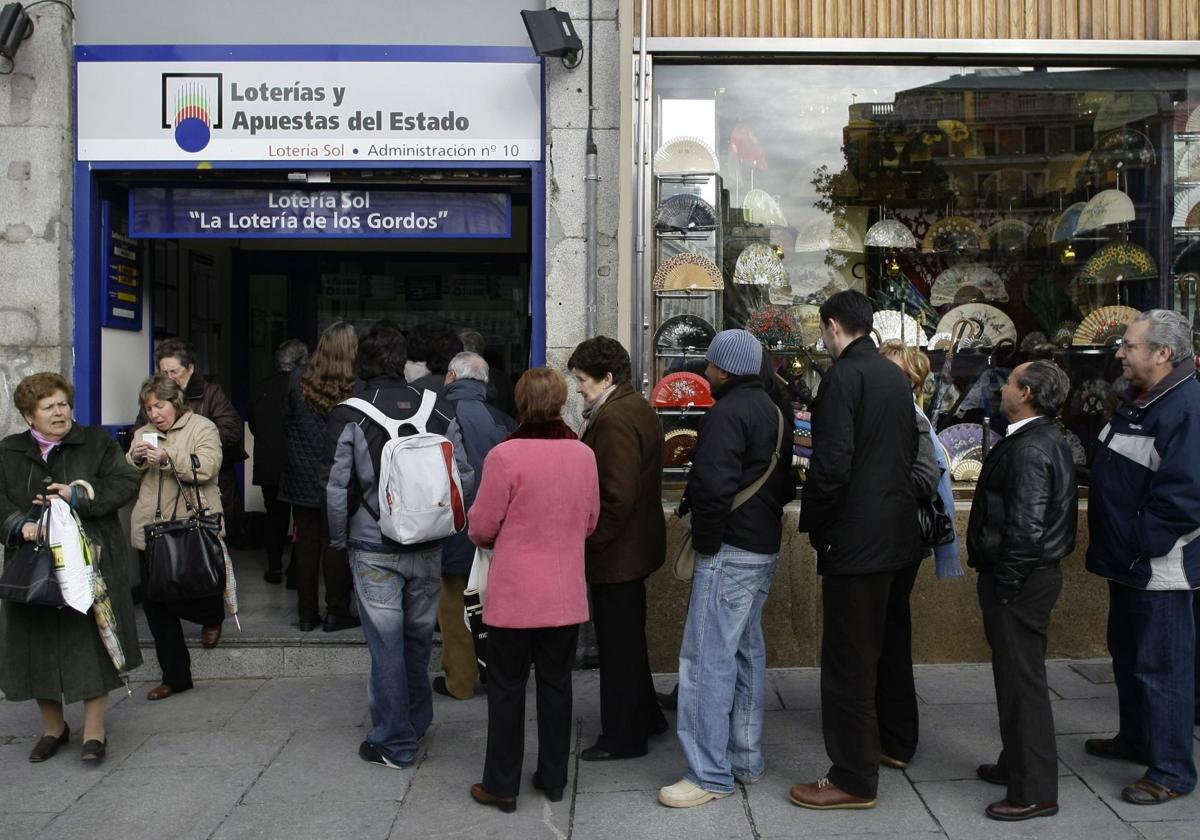 Detenida una empleada de lotería en Alicante por intentar cobrar 40.000 euros de premio tras engañar a su dueña