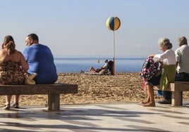 Turistas en la playa de Benidorm.