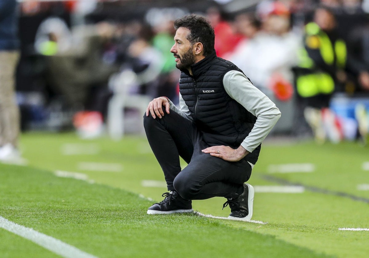 Carlos Corberán analiza desde la banda el juego durante el partido contra el Espanyol.