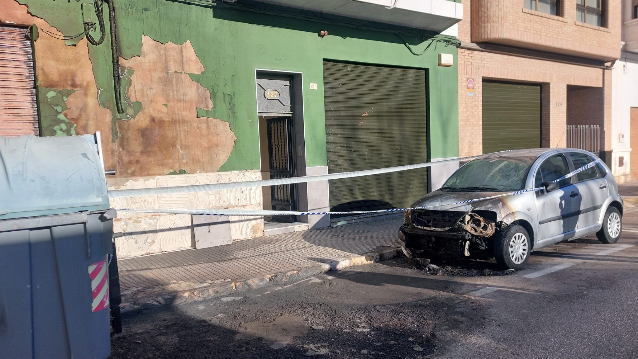 El fuego en unos contenedores provoca el desalojo de un edificio en Gandia