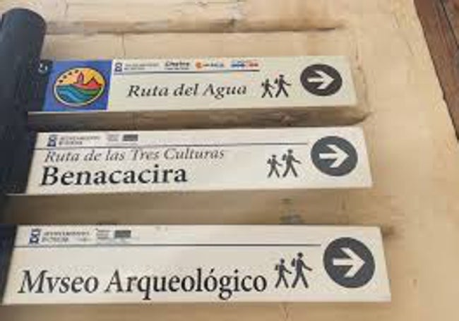 El propio pueblo cuenta con señales claras para orientarse.