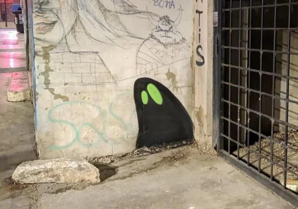 Investigados dos jóvenes por pintar sombras con ojos verdes en las calles de Valencia