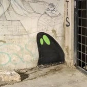 Uno de los grafitis de sombras con ojos verdes.